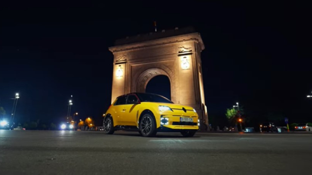 cu-renault-5-e-tech-electric-prin-micul-paris